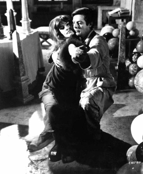 Scena del film "Casanova '70" - Regia Mario Monicelli - 1964 - Gli attori Marisa Mell e Marcello Mastroianni