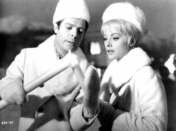 Scena del film "Casanova '70" - Regia Mario Monicelli - 1964 - Gli attori Marcello Mastroianni e Virna Lisi