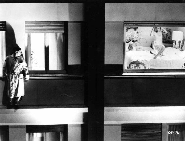 Scena del film "Casanova '70" - Regia Mario Monicelli - 1964 - Gli attori Marcello Mastroianni, sul cornicione di un palazzo, e Virna Lisi in camera da letto