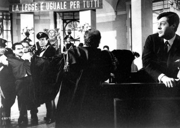 Scena del film "Casanova '70" - Regia Mario Monicelli - 1964 - L'attore Marcello Mastroianni in tribunale