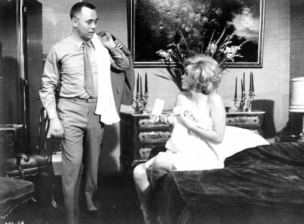 Scena del film "Casanova '70" - Regia Mario Monicelli - 1964 - L'attrice Margaret Lee e un attore non identificato