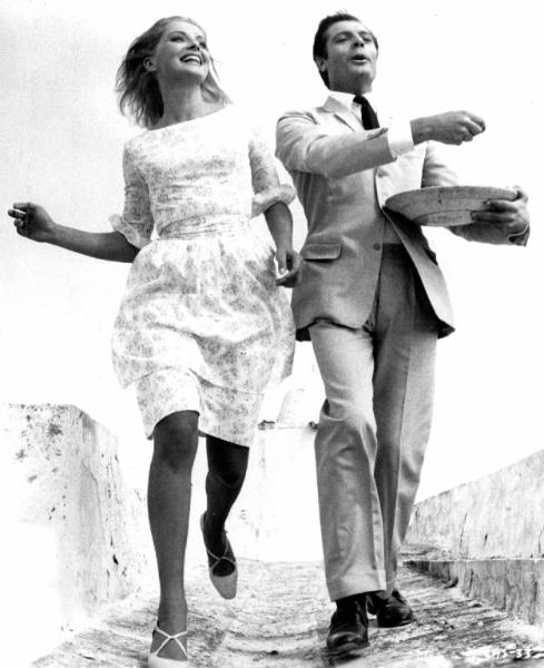 Scena del film "Casanova '70" - Regia Mario Monicelli - 1964 - Gli attori Virna Lisi e Marcello Mastroianni