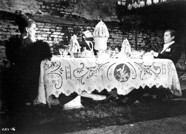 Scena del film "Casanova '70" - Regia Mario Monicelli - 1964 - Gli attori Marisa Mell, Marco Ferreri e Marcello Mastroianni a tavola