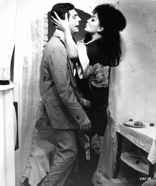 Scena del film "Casanova '70" - Regia Mario Monicelli - 1964 - Gli attori Marcello Mastroianni e Moira Orfei