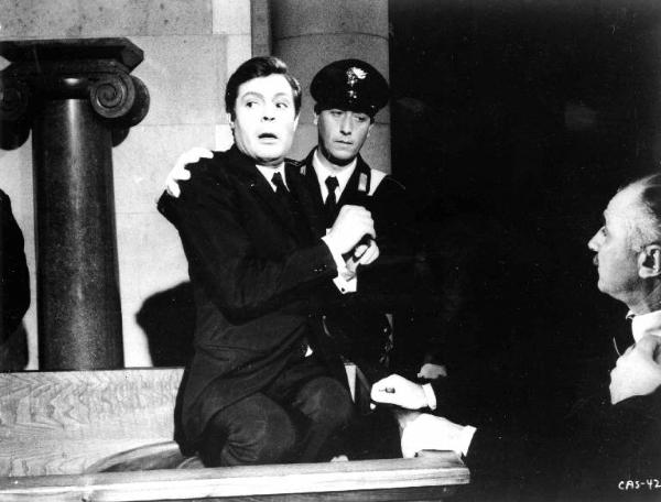 Scena del film "Casanova '70" - Regia Mario Monicelli - 1964 - L'attore Marcello Mastroianni in tribunale accanto a un carabiniere