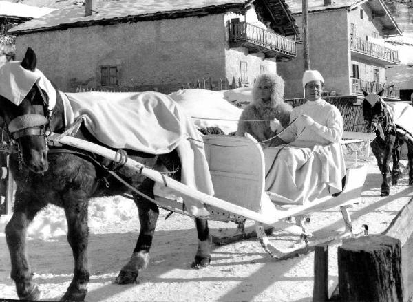 Scena del film "Casanova '70" - Regia Mario Monicelli - 1964 - Gli attori Marcello Mastroianni e Virna Lisi su una slitta trainata da cavalli