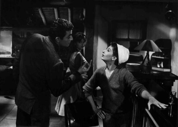 Scena del film "La casa sul fiume" - Regia Jean Delannoy - 1958 - Gli attori Jean-Claude Pascal, Cristina Gajoni e Zizi Jeanmaire