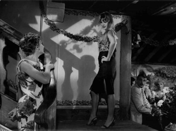 Scena del film "La casa sul fiume" - Regia Jean Delannoy - 1958 - L'attrice Cristina Gajoni