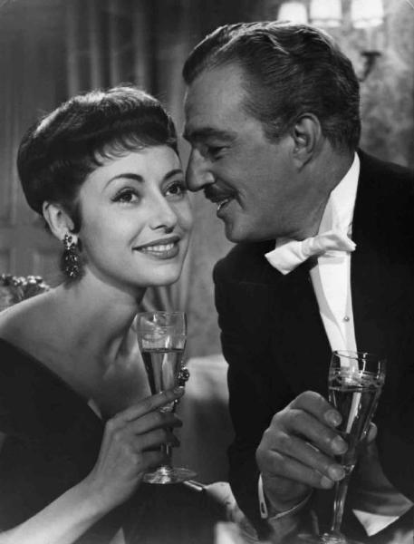 Scena del film "Casinò de Paris" - Regia André Hunebelle - 1957 - Gli attori Vittorio De Sica e Caterina Valente