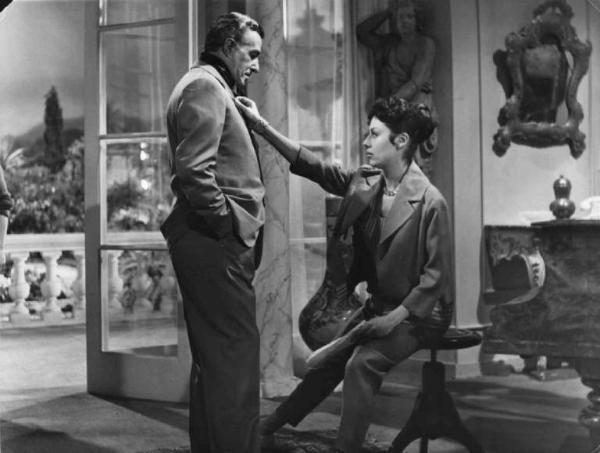 Scena del film "Casinò de Paris" - Regia André Hunebelle - 1957 - Gli attori Vittorio De Sica e Caterina Valente