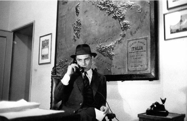 Scena del film "Il caso Mattei" - Regia Francesco Rosi - 1972 - L'attore Gian Maria Volontè al telefono
