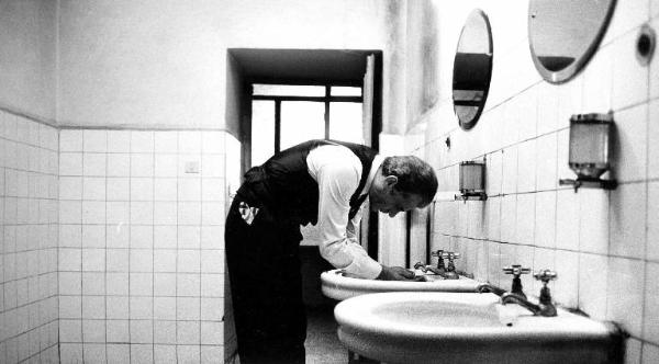 Scena del film "Il caso Mattei" - Regia Francesco Rosi - 1972 - L'attore Gian Maria Volontè si lava le mani in un lavandino di un bagno