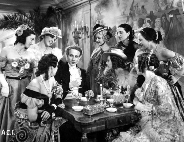 Scena del film "Casta diva" - Regia Carmine Gallone - 1935 - L'attore Sandro Palmieri e attrici non identificate
