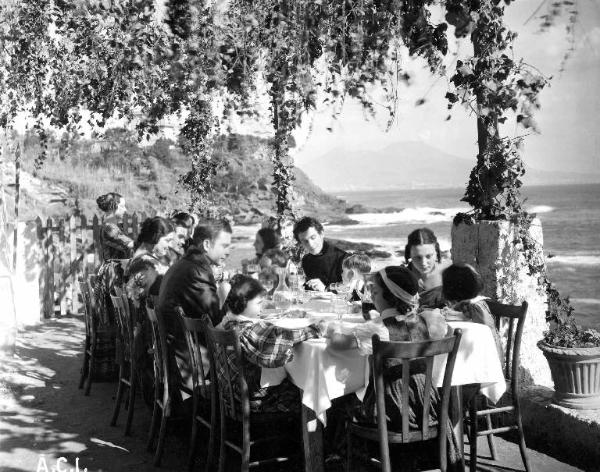 Scena del film "Casta diva" - Regia Carmine Gallone - 1935 - Attori non identificati a tavola