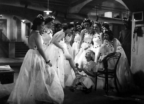 Scena del film "Castelli in aria" - Regia Augusto Genina - 1939 - L'attrice Lilian Harvey con delle ballerine