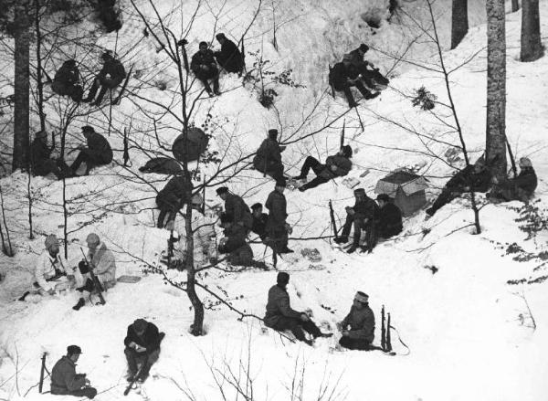 Scena del film "La cattura" - Regia Paolo Cavara - 1969 - Attori non identificati in montagna sulla neve
