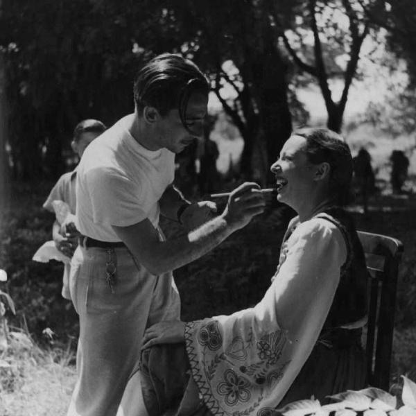 Set del film "Il cavaliere di Kruja" - Regia Carlo Campogalliani - 1941 - L'attrice Leda Gloria al trucco