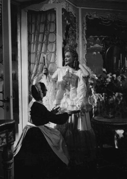 Scena del film "Il cavaliere di San Marco" - Regia Gennaro Righelli - 1939 - L'attrice Laura Nucci allo specchio