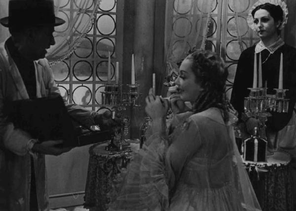 Set del film "Il cavaliere di San Marco" - Regia Gennaro Righelli - 1939 - L'attrice Laura Nucci al trucco
