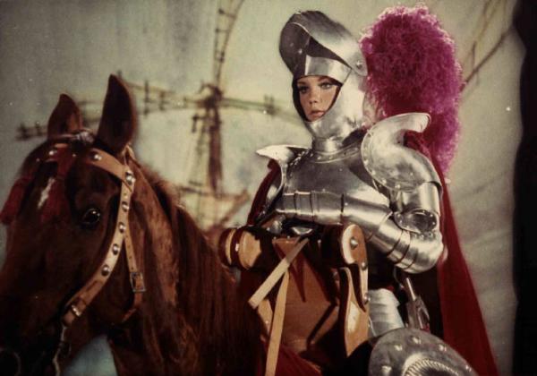 Scena del film "Il cavaliere inesistente" - Regia Pino Zac - 1971 - Un'attrice non identificata in armatura a cavallo