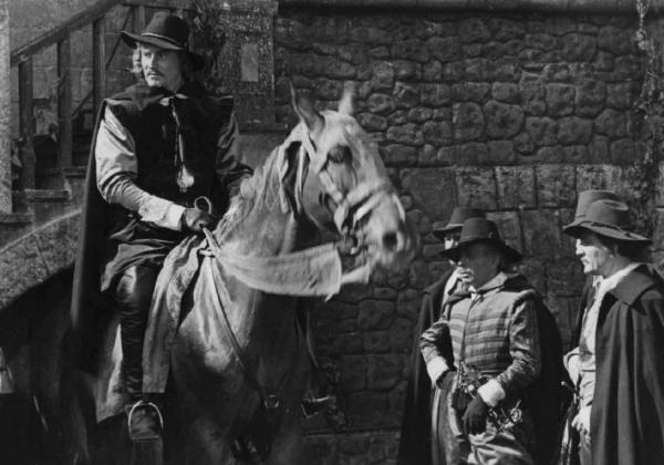 Scena del film "Il cavaliere senza nome" - Regia Ferruccio Cerio - 1941 - Gli attori Amedeo Nazzari, a cavallo, e Mario Ferrari