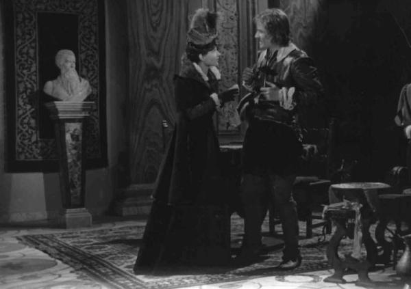 Scena del film "Il cavaliere senza nome" - Regia Ferruccio Cerio - 1941 - Gli attori Amedeo Nazzari e Neda Naldi