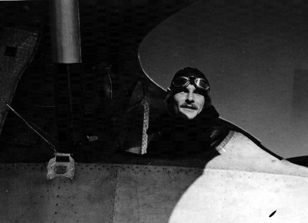 Scena del film "Cavalleria" - Regia Goffredo Alessandrini - 1936 - L'attore Amedeo Nazzari pilota un aeroplano