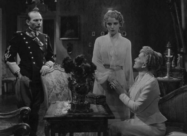 Scena del film "Cavalleria" - Regia Goffredo Alessandrini - 1936 - Gli attori Elisa Cegani, Mario Ferrari e Clara Padoa