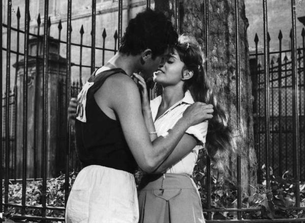 Scena del film "La Cento Chilometri" - Regia Giulio Petroni - 1959 - Gli attori Geronimo Meynier e Yvonne Monlaur si baciano