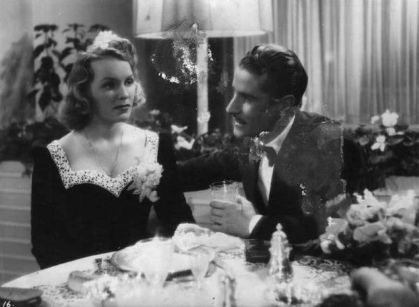 Scena del film "Centomila Dollari" - Regia Mario Camerini - 1940 - Gli attori Assia Noris e Amedeo Nazzari a tavola