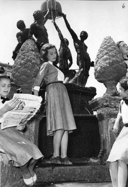 Scena del film "Cento Piccole Mamme" - Regia Giulio Morelli - 1951 - Le attrici non identificate vicino a una fontana
