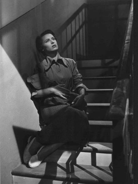 Scena del film "Cento Piccole Mamme" - Regia Giulio Morelli - 1951 - L'attrice Lia Amanda seduta sulla scala