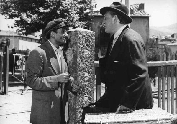 Scena del film "Cento Piccole Mamme" - Regia Giulio Morelli - 1951 - Gli attori Claudio Ermelli e William Stubbs parlano vicino ad una staccionata