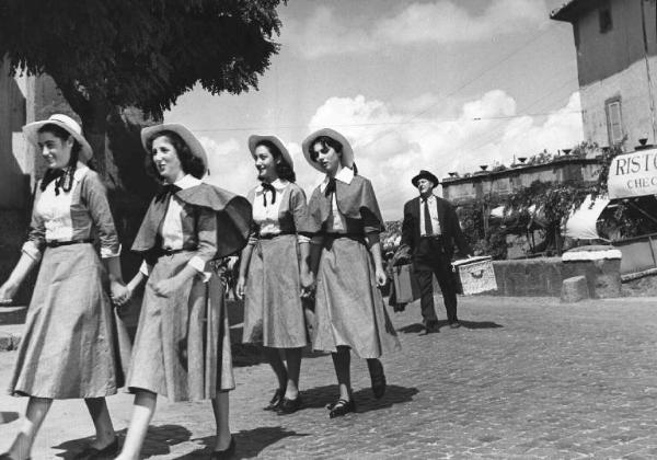 Scena del film "Cento Piccole Mamme" - Regia Giulio Morelli - 1951 - Le attrici non identificate e l'attore William Stubbs camminano per strada