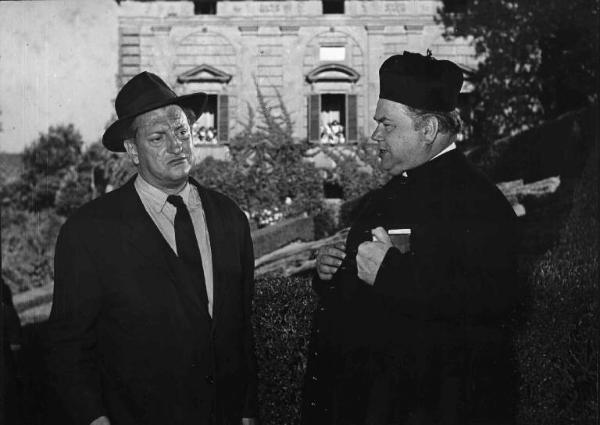 Scena del film "Cento Piccole Mamme" - Regia Giulio Morelli - 1951 - Gli attori William Stubbs e Juan de Landa parlano in un giardino