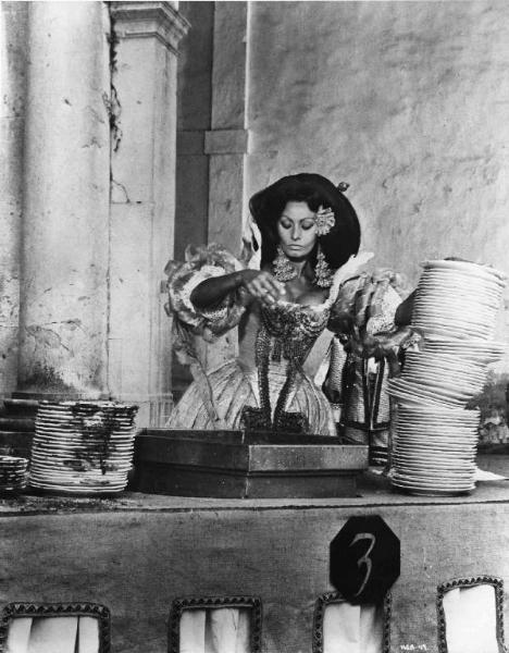Scena del film "C'era una volta" - Regia Francesco Rosi - 1967 - L'attrice Sophia Loren lava i piatti