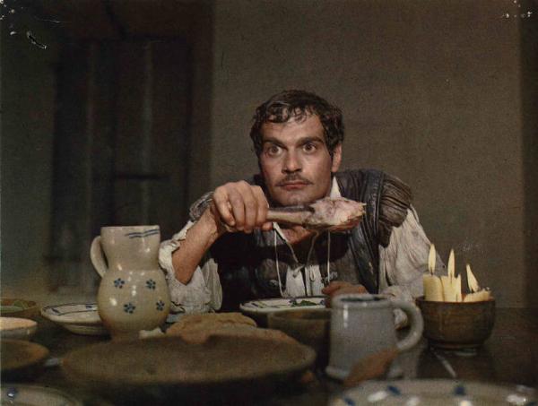 Scena del film "C'era una volta" - Regia Francesco Rosi - 1967 - L'attore Omar Sharif mangia a tavola