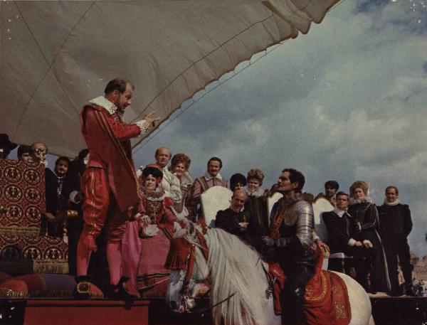 Scena del film "C'era una volta" - Regia Francesco Rosi - 1967 - Gli attori non identificati e l'attore Omar Sharif a cavallo durante un torneo