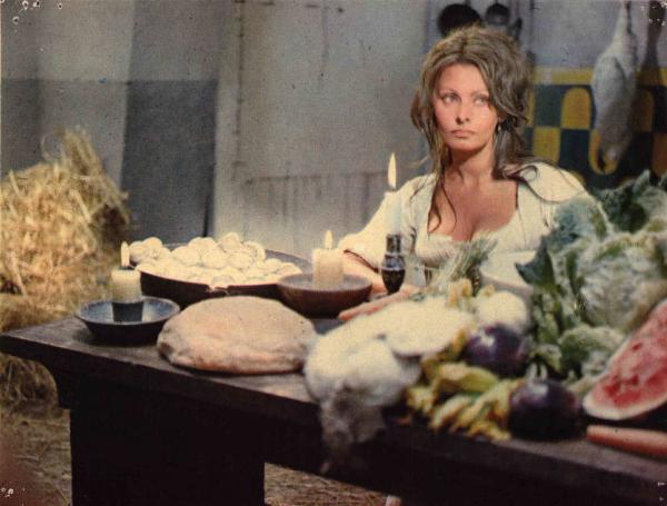 Scena del film "C'era una volta" - Regia Francesco Rosi - 1967 - L'attrice Sophia Loren a tavola