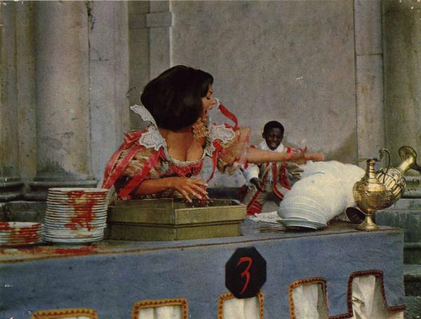 Scena del film "C'era una volta" - Regia Francesco Rosi - 1967 - L'attrice Sophia Loren rompe i piatti