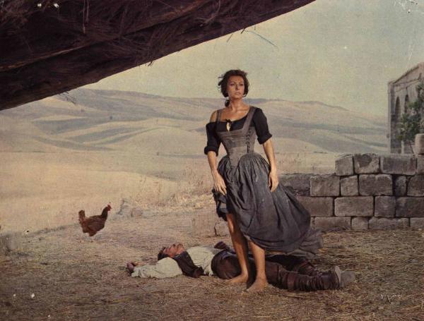 Scena del film "C'era una volta" - Regia Francesco Rosi - 1967 - L'attore Omar Sharif steso a terra e l'attrice Sophia Loren in piedi in campagna