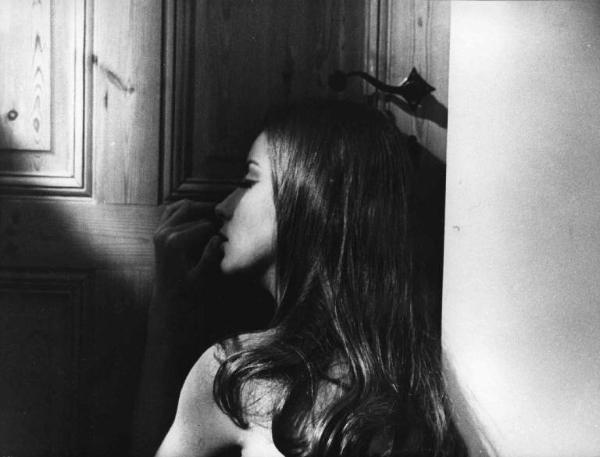 Scena del film "Le Cerbiatte" - Regia Claude Chabrol - 1968 - L'attrice Jacqueline Sassard appoggiata ad una porta