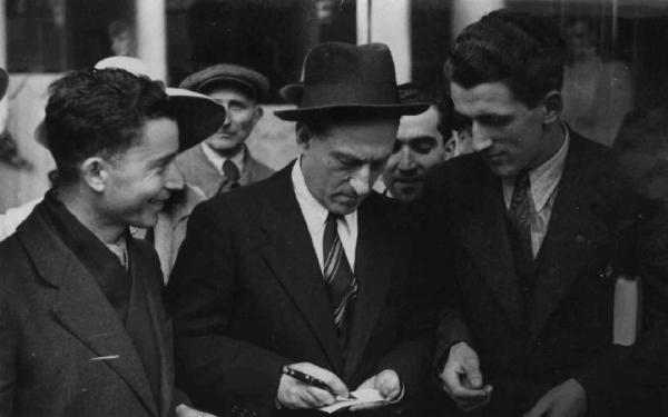 Set del film "Cercasi Bionda Bella Presenza" - Regia Pina Renzi - 1942 - L'attore Luigi Almirante firma autografi