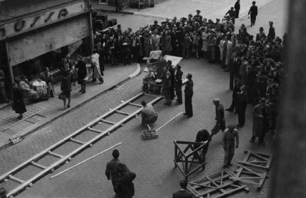 Set del film "Cercasi Bionda Bella Presenza" - Regia Pina Renzi - 1942 - Lo staff tecnico impegnato nelle riprese del film a Torino