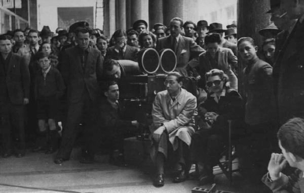 Set del film "Cercasi Bionda Bella Presenza" - Regia Pina Renzi - 1942 - Pina Renzi e lo staff tecnico impegnati nelle riprese del film a Torino