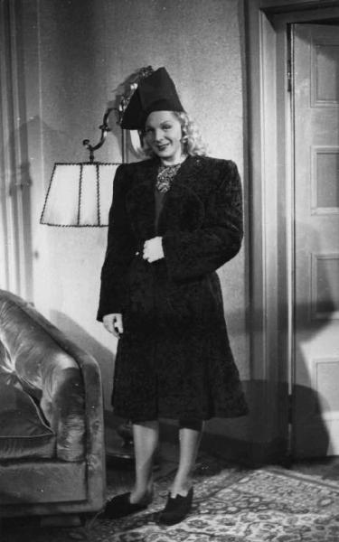 Set del film "Cercasi Bionda Bella Presenza" - Regia Pina Renzi - 1942 - L'attrice Liselotte Von Grey in posa per una foto