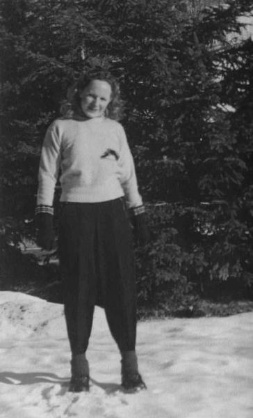 Set del film "Cercasi Bionda Bella Presenza" - Regia Pina Renzi - 1942 - L'attrice Liselotte Von Grey in posa per una foto sulla neve