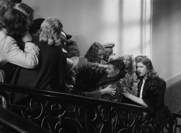 Scena del film "Cercasi Bionda Bella Presenza" - Regia Pina Renzi - 1942 - L'attrice Pina Renzi e attrici non identificate litigano su una scala