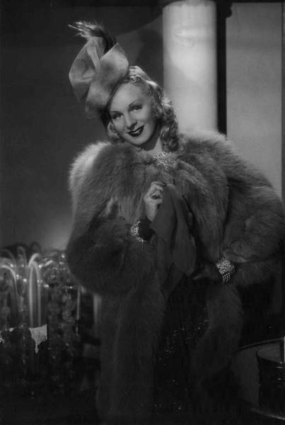 Scena del film "Cercasi Bionda Bella Presenza" - Regia Pina Renzi - 1942 - L'attrice Liselotte Von Grey in piedi