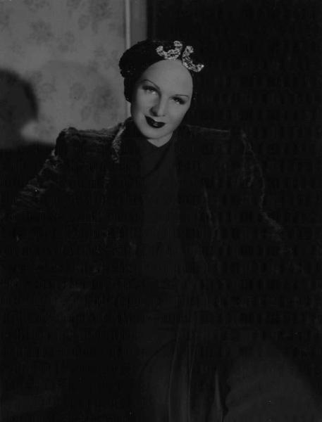 Scena del film "Cercasi Bionda Bella Presenza" - Regia Pina Renzi - 1942 - L'attrice Liselotte Von Grey in piedi